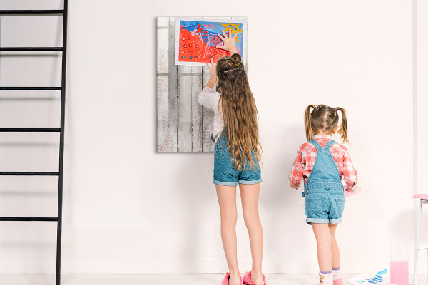 Pizarra magnética de pared con rotulador Un tablero para presentar fotos y notas.