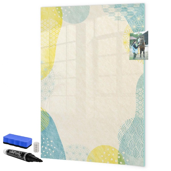 Pizarra magnética de pared con rotulador Un espacio creativo para recuerdos y fotos.