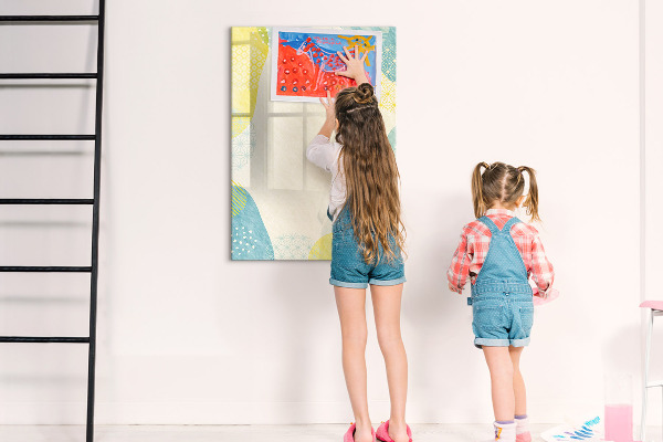 Pizarra magnética de pared con rotulador Un espacio creativo para recuerdos y fotos.