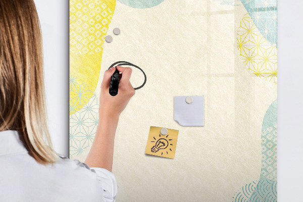 Pizarra magnética de pared con rotulador Un espacio creativo para recuerdos y fotos.