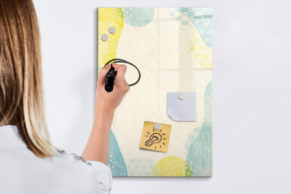 Pizarra magnética de pared con rotulador Un espacio creativo para recuerdos y fotos.