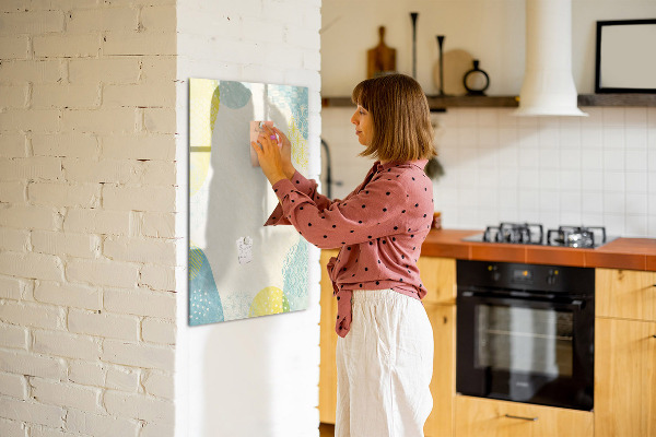 Pizarra magnética de pared con rotulador Un espacio creativo para recuerdos y fotos.
