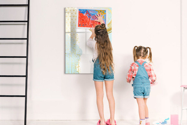 Pizarra magnética de pared con rotulador Un espacio creativo para recuerdos y notas.