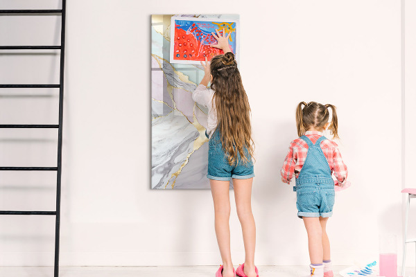 Pizarra magnética de pared con rotulador Un elegante tablero para notas y fotos.