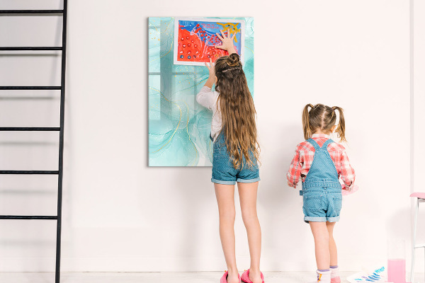 Pizarra magnética de pared con rotulador Un tablero colorido para presentar fotos