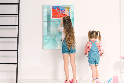 Pizarra magnética de pared con rotulador Un tablero colorido para presentar fotos