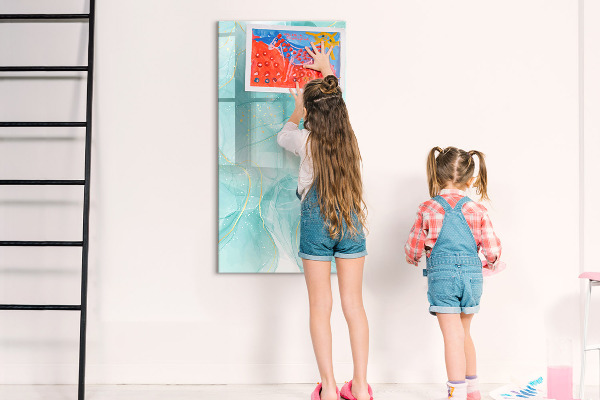 Pizarra magnética de pared con rotulador Un tablero colorido para presentar fotos