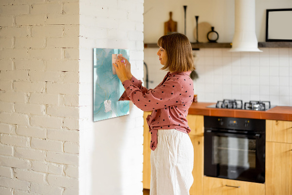 Pizarra magnética de pared con rotulador Un tablero colorido para presentar fotos