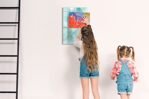 Pizarra magnética de pared con rotulador Un tablero colorido para presentar fotos