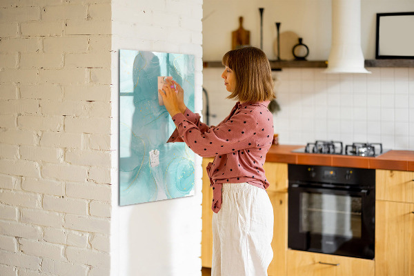 Pizarra magnética de pared con rotulador Un tablero colorido para presentar fotos