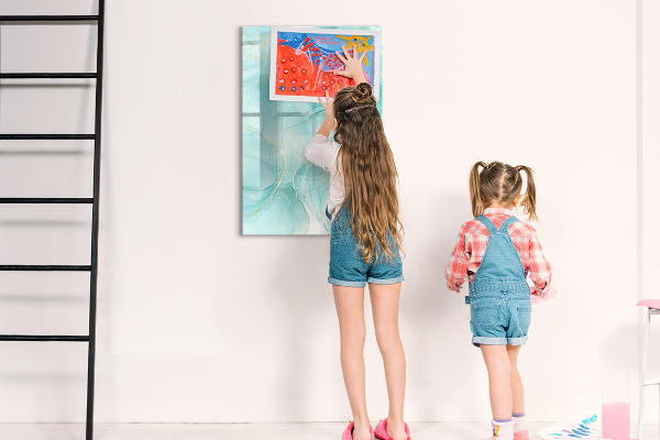 Pizarra magnética de pared con rotulador Un tablero colorido para presentar fotos