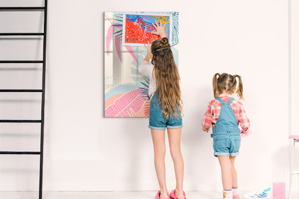 Pizarra magnética de pared con rotulador Un tablero colorido para fotos y notas.
