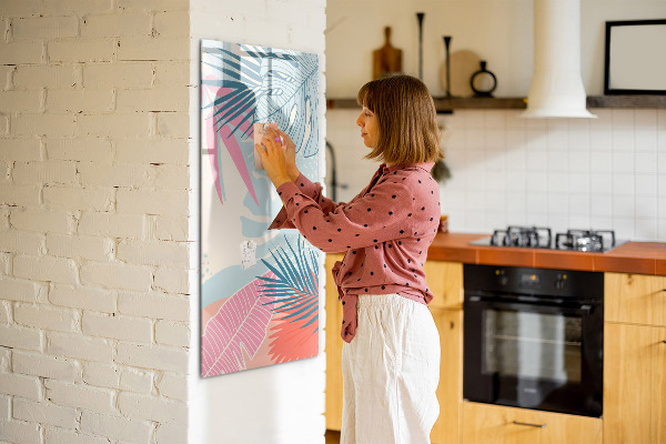 Pizarra magnética de pared con rotulador Un tablero colorido para fotos y notas.