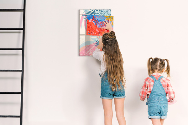 Pizarra magnética de pared con rotulador Un tablero colorido para fotos y notas.