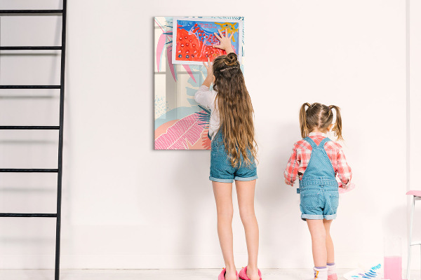 Pizarra magnética de pared con rotulador Un tablero colorido para fotos y notas.