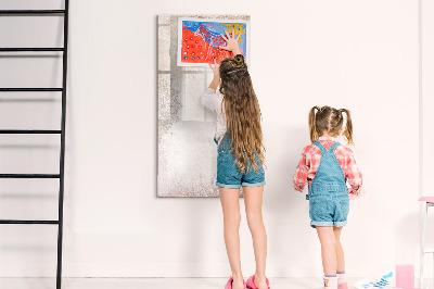 Pizarra borrable de cristal con imanes Un espacio creativo para fotos y notas.