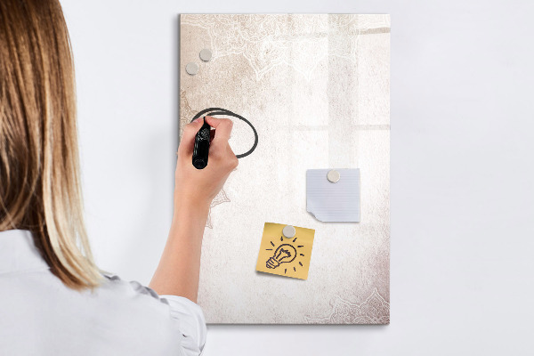 Pizarra borrable de cristal con imanes Un espacio creativo para fotos y notas.