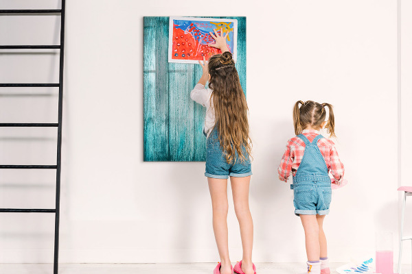 Pizarra magnética de pared con rotulador Un tablero colorido para notas y fotos.