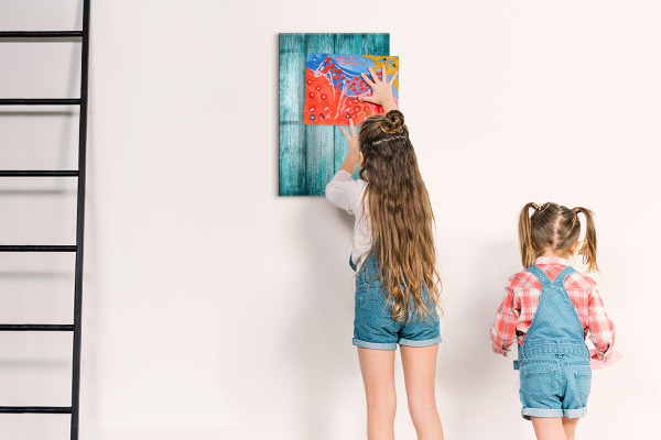 Pizarra magnética de pared con rotulador Un tablero colorido para notas y fotos.