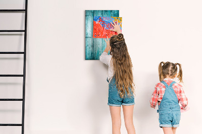 Pizarra magnética de pared con rotulador Un tablero colorido para notas y fotos.