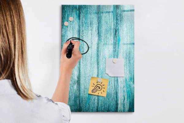 Pizarra magnética de pared con rotulador Un tablero colorido para notas y fotos.