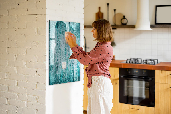 Pizarra magnética de pared con rotulador Un tablero colorido para notas y fotos.