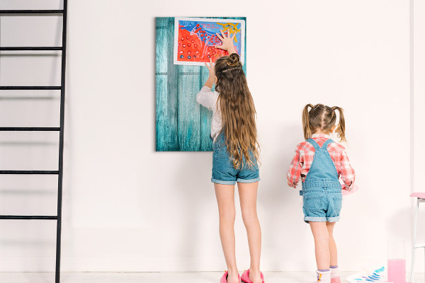 Pizarra magnética de pared con rotulador Un tablero colorido para notas y fotos.