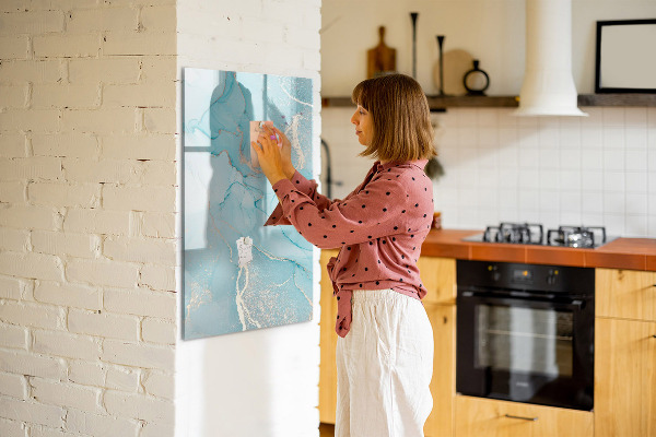 Pizarra magnética de pared con rotulador Un tablero colorido para fotos y notas.