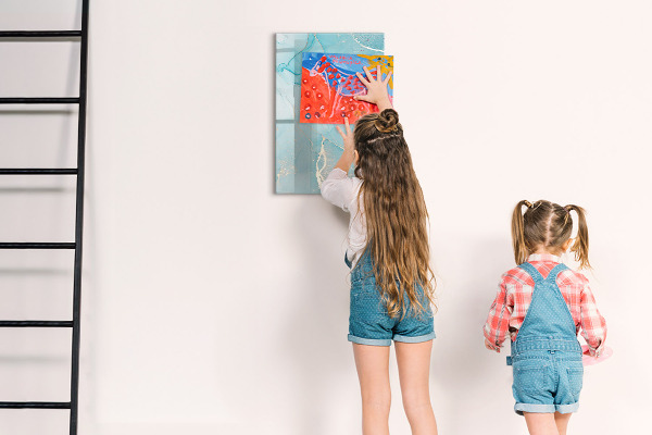 Pizarra magnética de pared con rotulador Un tablero colorido para fotos y notas.