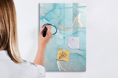 Pizarra magnética de pared con rotulador Un tablero colorido para fotos y notas.
