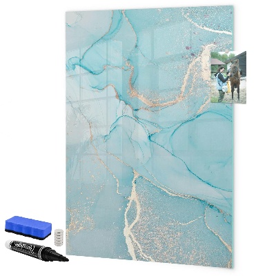 Pizarra magnética de pared con rotulador Un tablero colorido para fotos y notas.