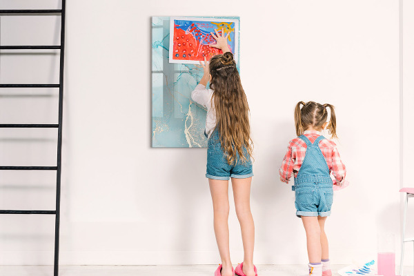 Pizarra magnética de pared con rotulador Un tablero colorido para fotos y notas.
