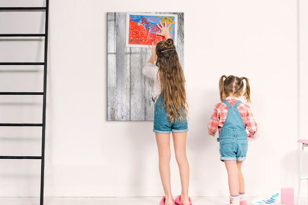 Pizarra magnética de pared con rotulador Un tablero para fijar fotos y notas.
