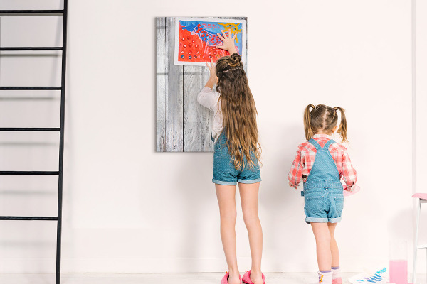 Pizarra magnética de pared con rotulador Un tablero para fijar fotos y notas.
