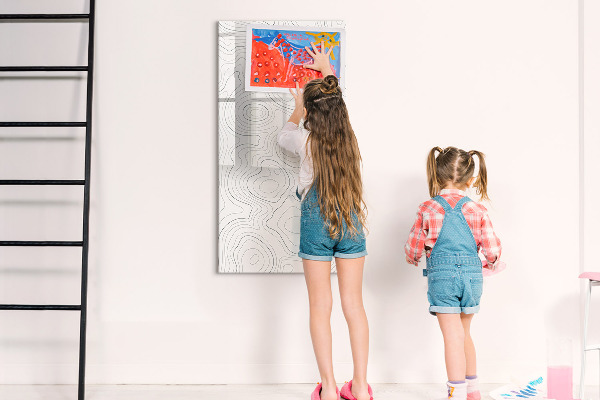Pizarra borrable de cristal con imanes Una forma creativa de presentar tus fotos