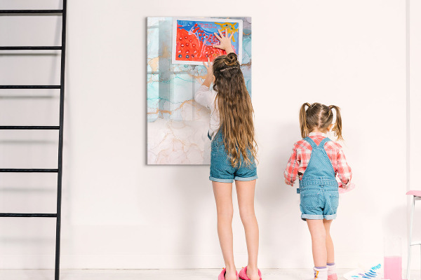 Pizarra magnética de pared con rotulador Un tablero colorido para presentar fotos