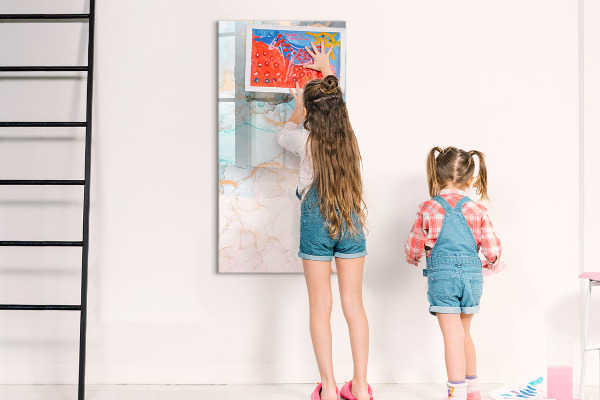 Pizarra magnética de pared con rotulador Un tablero colorido para presentar fotos