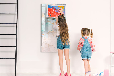 Pizarra magnética de pared con rotulador Un tablero colorido para presentar fotos
