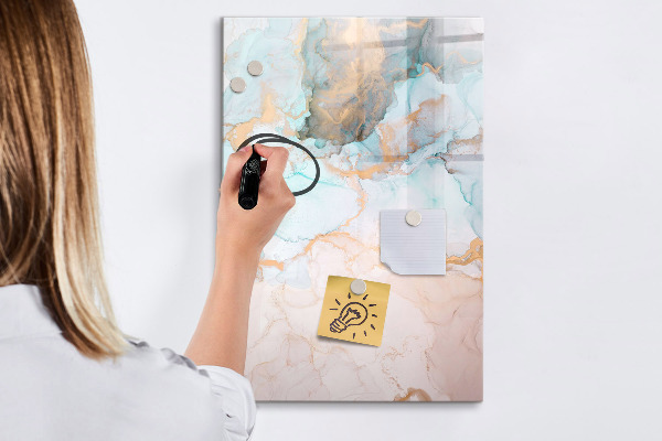 Pizarra magnética de pared con rotulador Un tablero colorido para presentar fotos