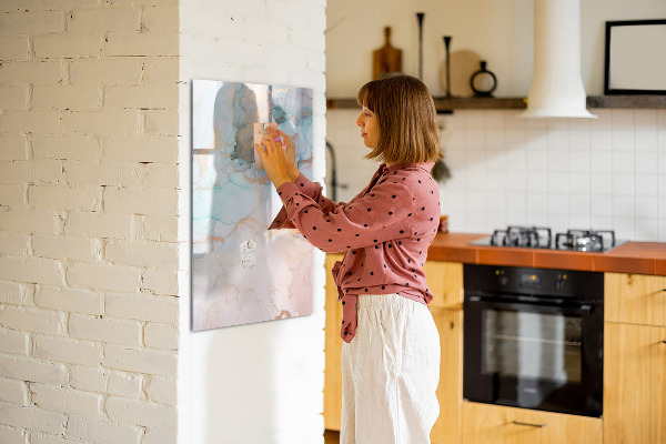 Pizarra magnética de pared con rotulador Un tablero colorido para presentar fotos