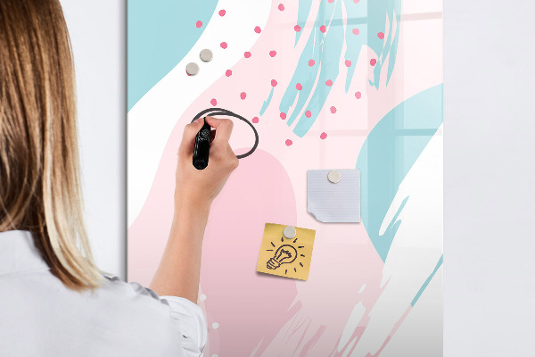 Pizarra magnética de pared con rotulador Un tablero colorido para fotos y notas.
