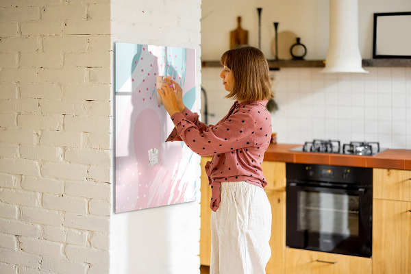 Pizarra magnética de pared con rotulador Un tablero colorido para fotos y notas.