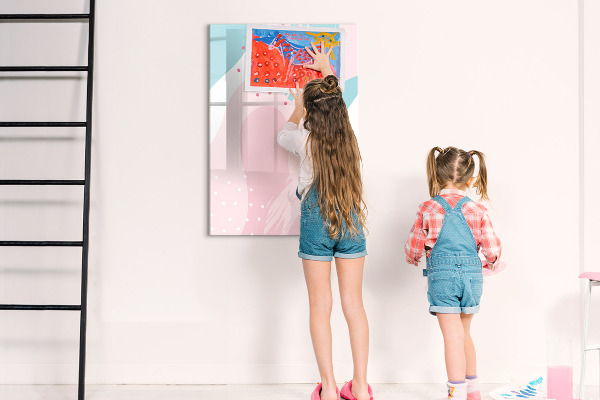 Pizarra magnética de pared con rotulador Un tablero colorido para fotos y notas.