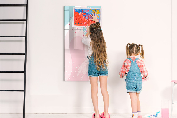 Pizarra magnética de pared con rotulador Un tablero colorido para fotos y notas.