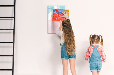 Pizarra magnética de pared con rotulador Un tablero colorido para fotos y notas.