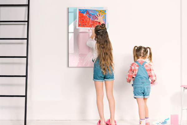 Pizarra magnética de pared con rotulador Un tablero colorido para fotos y notas.