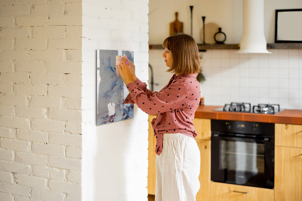 Pizarra magnética de pared con rotulador Un espacio creativo para recuerdos y notas.