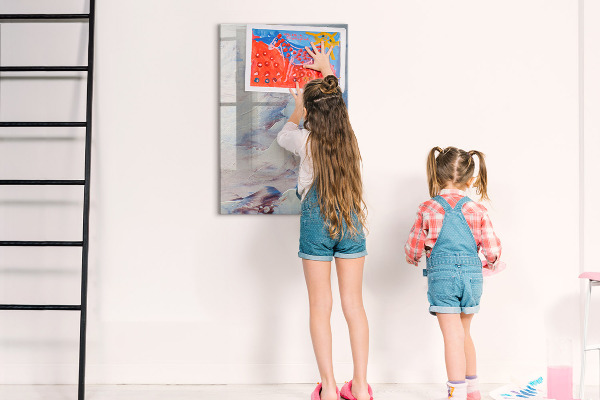 Pizarra magnética de pared con rotulador Un espacio creativo para recuerdos y notas.