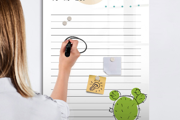 Pizarra magnética de pared con rotulador Una lista de tareas con un toque creativo.