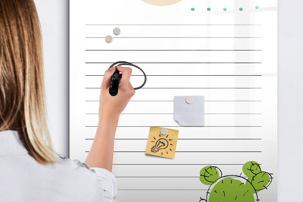 Pizarra magnética de pared con rotulador Una lista de tareas con un toque creativo.